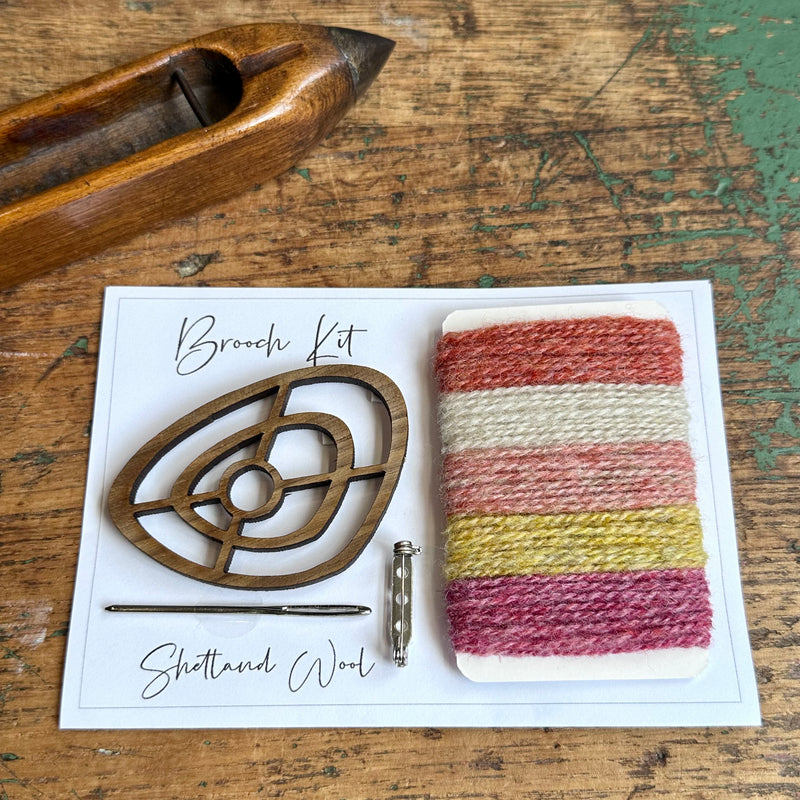 Shetland Wool Pebble Brooch Kit [Peach/Cream]