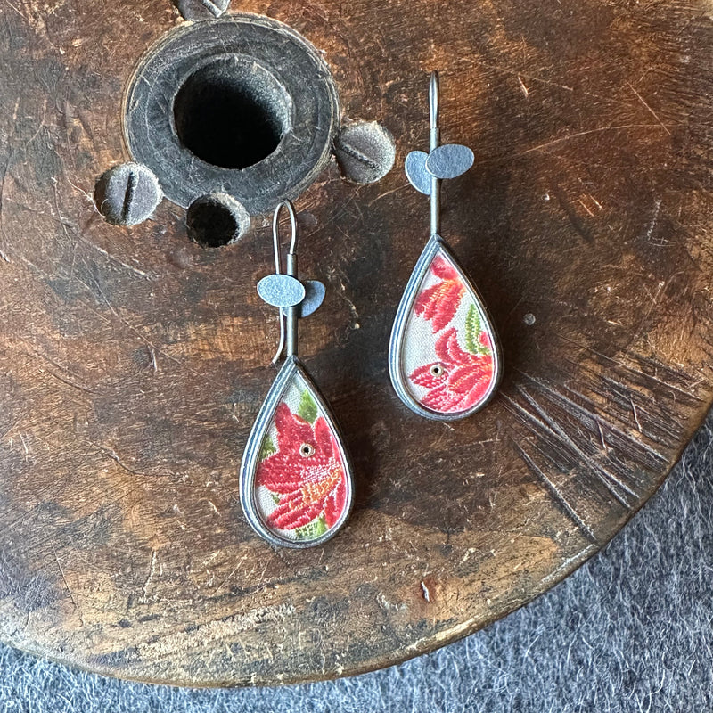 Earrings Overlapping Ovals + Silk Raindrop [Kensita Red Amaryllis]