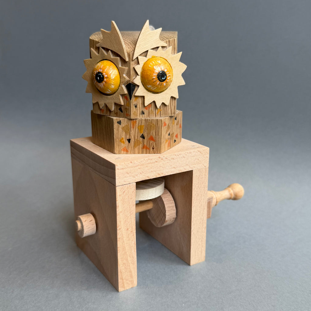 Automata ‘Look Hoo’s Behind You!’ Owl