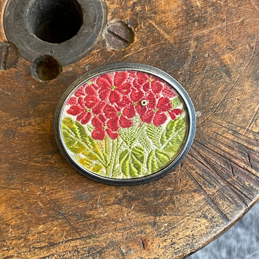 Silk Oval Brooch [Kensita Geranium]