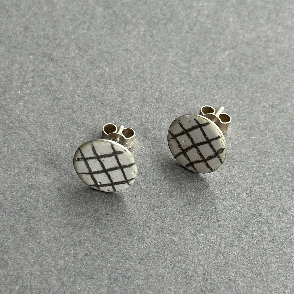 Earrings Small Round Studs [Grid]
